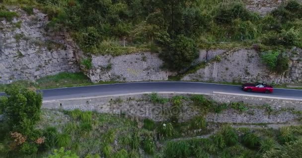 Rode sport convertible auto verplaatsen in Amalfikust — Stockvideo