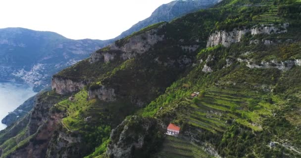 Flygning i bergen ovanför Amalfikusten i Italien — Stockvideo