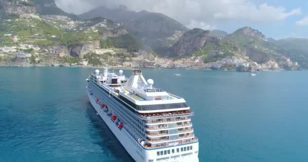 Luchtfoto uitzicht van Big cruiseschip kwam naar Amalfi at Italië — Stockvideo