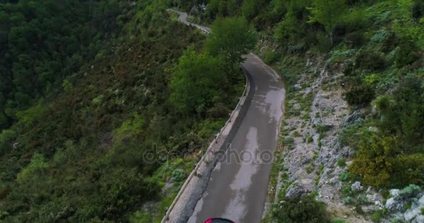 Rode sport convertible auto verplaatsen in Amalfikust — Stockvideo