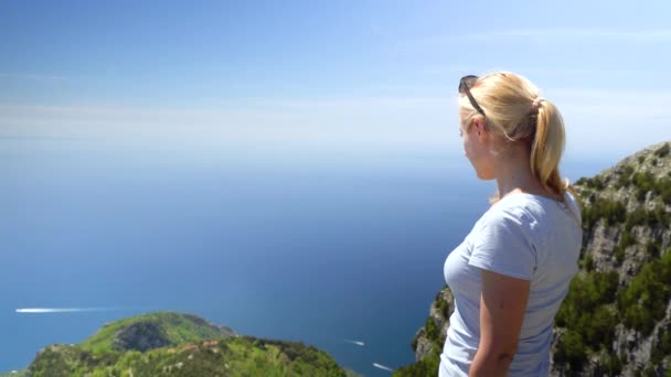 Fiatal nő túrázás hegyekben, Amalfi-part felett — Stock videók