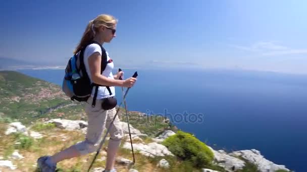 Mujer joven senderismo en las montañas sobre la costa de Amalfi — Vídeo de stock