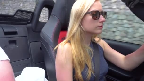 Jeune femme conduisant une voiture convertible — Video