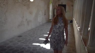 Ravello, İtalya yürüyen genç sarışın kadın