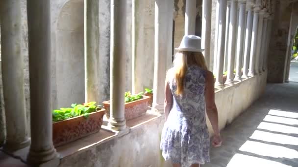 イタリア ラヴェッロで歩く若いブロンドの女性 — ストック動画