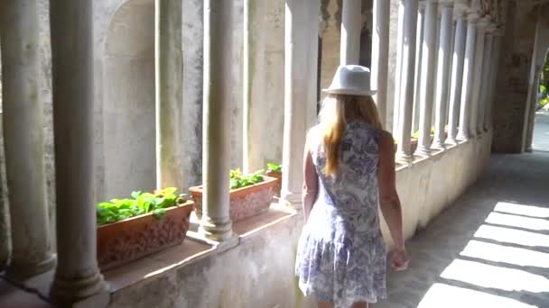 Joven rubia caminando en Ravello en Italia — Vídeo de stock