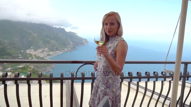 Νεαρή ξανθιά γυναίκα με κρασί σε εστιατόριο στο Ravello — Αρχείο Βίντεο