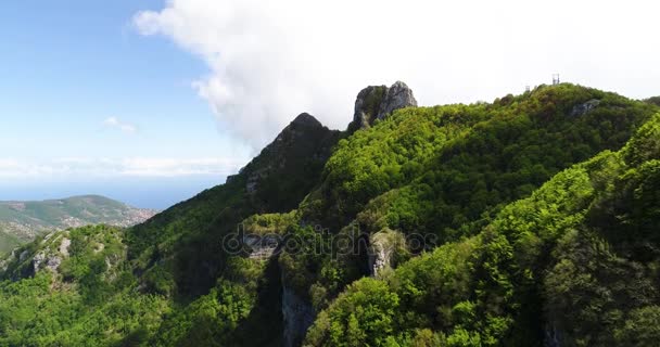 Vlucht in de bergen boven de Amalfikust in Italië — Stockvideo