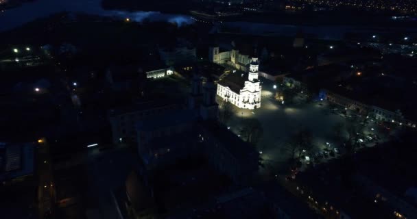 Вид с воздуха на старый город ночью — стоковое видео