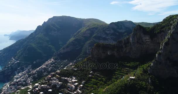 Volo sopra Montepertuso Foro in Montagna vicino a Poistano in Italia — Video Stock