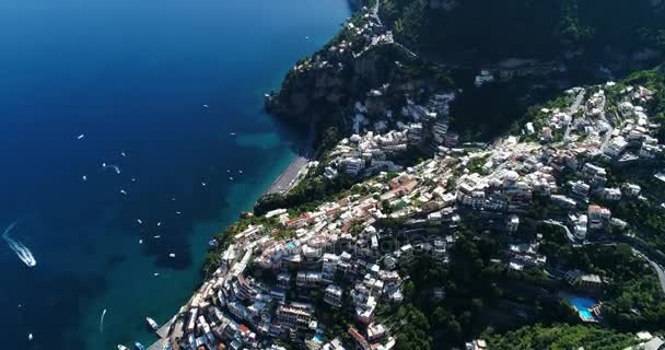 Озил пролетел над Фетано у побережья Амальфи в Италии — стоковое видео