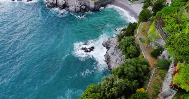 Вид с высоты птичьего полета на побережье Амальфи в Италии — стоковое видео