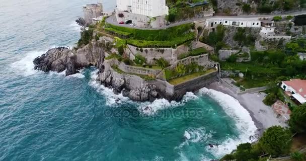 Hermosa vista aérea de la costa de Amalfi en Italia — Vídeos de Stock