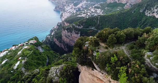 Volo in montagna sopra la costa amalfitana in Italia — Video Stock