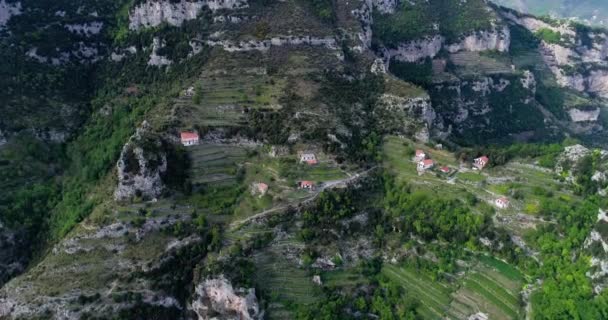 Vol dans les montagnes au-dessus de la côte amalfitaine en Italie — Video