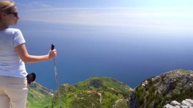 Genç kadın dağlarda Amalfi coast üzerinde hiking