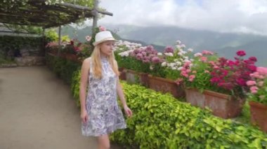 Ravello, İtalya yürüyen genç sarışın kadın