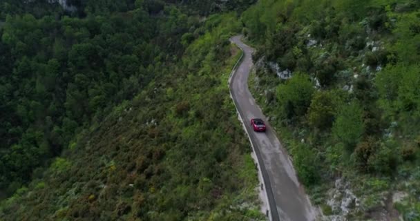 Coche descapotable deportivo rojo en movimiento en la costa de Amalfi — Vídeos de Stock