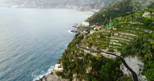 Coche descapotable deportivo rojo en movimiento en la costa de Amalfi — Vídeos de Stock