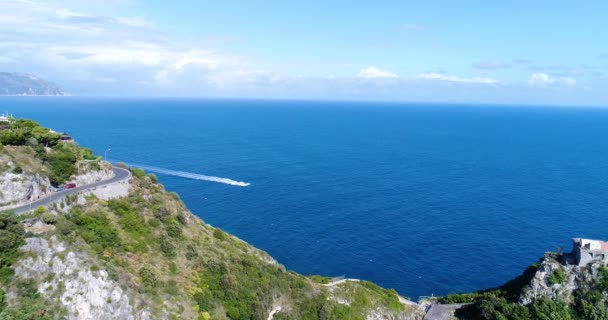 Vista aérea de la hermosa costa amalfitana en el sur de Italia — Vídeo de stock