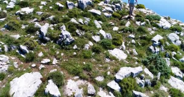 Jonge vrouw, wandelen in de bergen boven de kust van Amalfi — Stockvideo