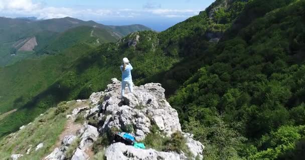 Jeune femme randonnée dans les montagnes au-dessus de la côte amalfitaine. Mouvement lent — Video