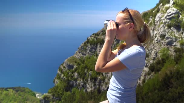 Ung kvinna vandring i bergen över Amalfikusten — Stockvideo
