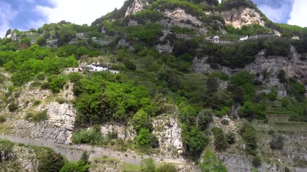 Flygning i bergen ovanför Amalfikusten i Italien — Stockvideo