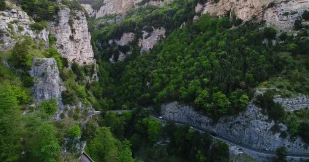 Κόκκινο μετατρέψιμο αυτοκίνητο άθλημα κινείται σε Ακτή Αμάλφι — Αρχείο Βίντεο