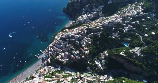 Hermoso vuelo sobre Positano en la costa de Amalfi en Italia — Vídeo de stock