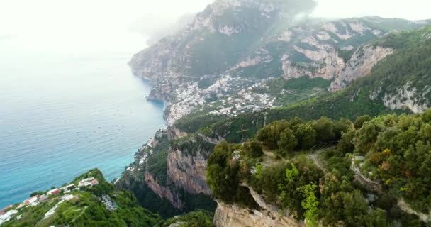 Vuelo en las montañas por encima de la costa amalfitana en Italia — Vídeo de stock