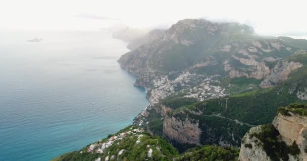 イタリアのアマルフィ海岸の上の山でフライトします。 — ストック動画