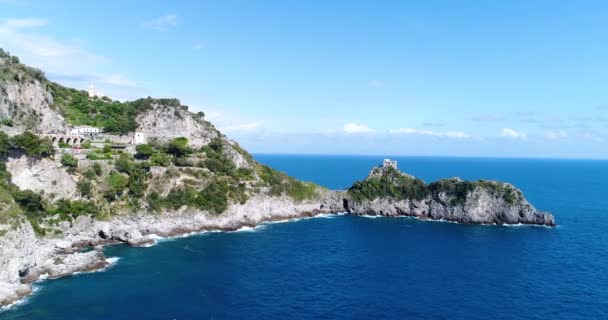 Вид с воздуха на красивое побережье Амальфи в южной Италии — стоковое видео