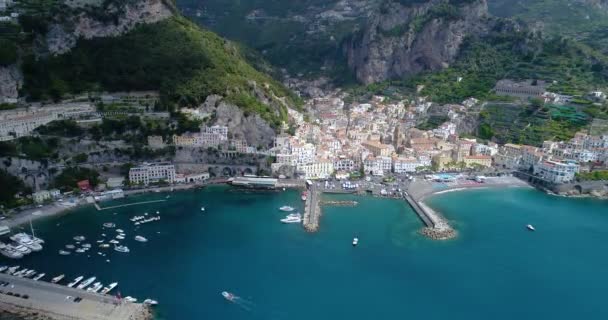Hermoso vuelo sobre Amalfi en Italia — Vídeo de stock