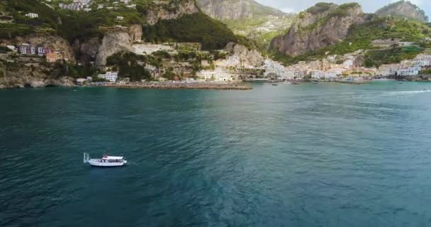 Prachtige vlucht over Amalfi at Italië — Stockvideo