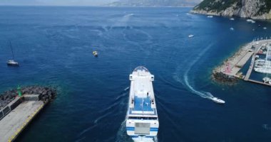 yolcu gemisi Capri Harbor