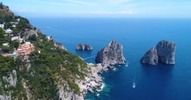 Capri Adası ve Faraglioni kayaçların havadan görünümü