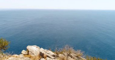 Genç kadın dağlarda Amalfi coast üzerinde hiking. Ağır çekim