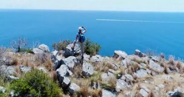 Genç kadın dağlarda Amalfi coast üzerinde hiking. Ağır çekim
