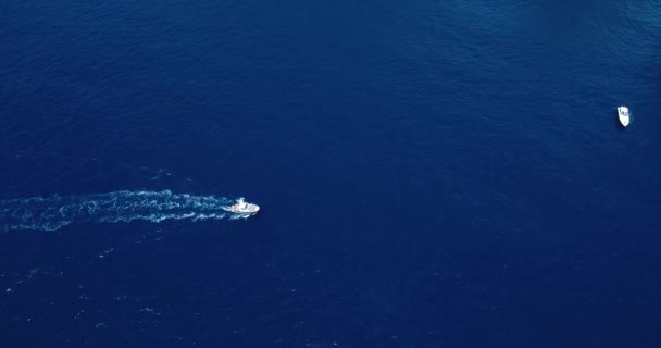 Felülről-lefelé nézet hajó a nyílt tengeren — Stock videók