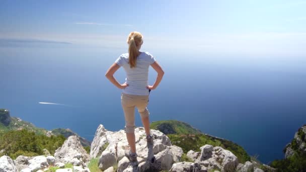 Jeune femme randonnée dans les montagnes au-dessus de la côte amalfitaine. Mouvement lent — Video