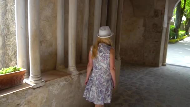 Молода білявка ходити в Равеллі в Італії — стокове відео
