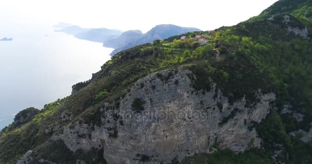 Полет в горах над побережьем Амальфи в Италии — стоковое видео