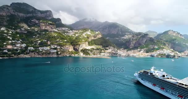 Luchtfoto uitzicht van Big cruiseschip kwam naar Amalfi at Italië — Stockvideo