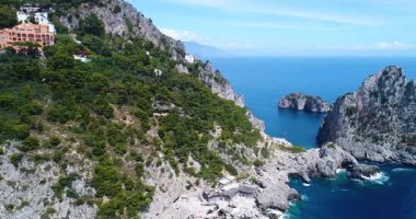 Capri Adası'nın havadan görünümü