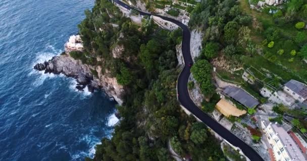 Piros sport kabrió autó mozog az Amalfi-part — Stock videók