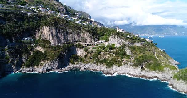Вид с воздуха на красивое побережье Амальфи в южной Италии — стоковое видео