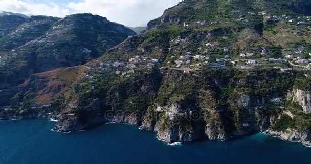 Luchtfoto van prachtige Amalfikust van Zuid-Italië — Stockvideo