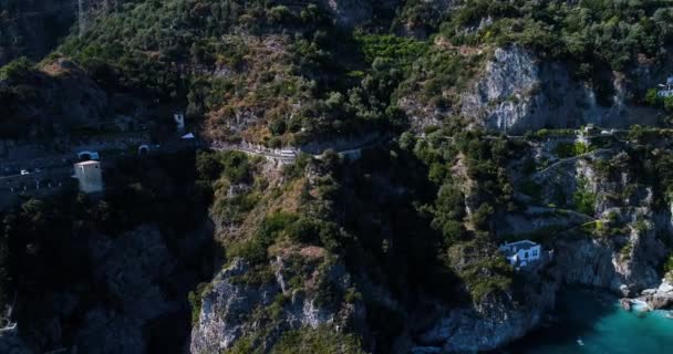 Vista aérea de la hermosa costa amalfitana en el sur de Italia — Vídeos de Stock