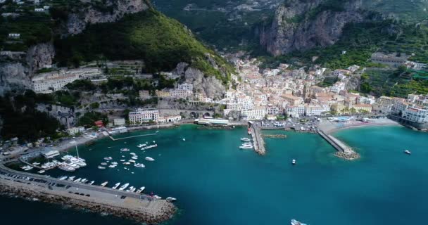 Hermoso vuelo sobre Amalfi en Italia — Vídeo de stock